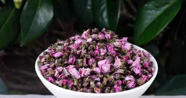 探讨桃花水的功效——桃花水的喝法和保健效果（桃花水可以泡水喝吗？桃花水的营养成分和药用价值）